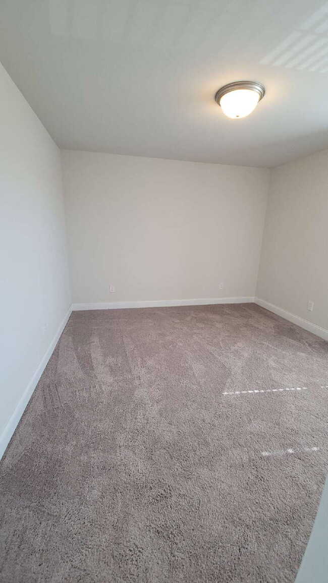 Building Photo - "Spacious 4-Bedroom Retreat with Modern Gr...
