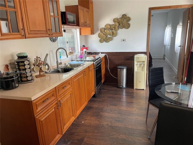 Building Photo - 551 Avenida Del Sur