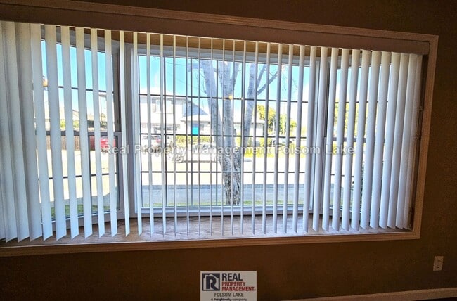 Building Photo - 3BR / 1.5BA Duplex – Water, Sewer, Trash & Gardener Included – Pet Friendly