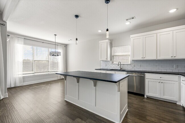 Building Photo - 2016 W Chandler Ave