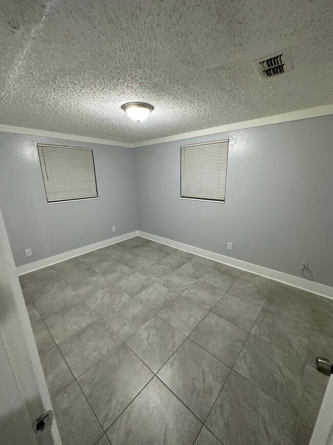 Building Photo - Fully Renovated 3/1 Single Family Available Now!