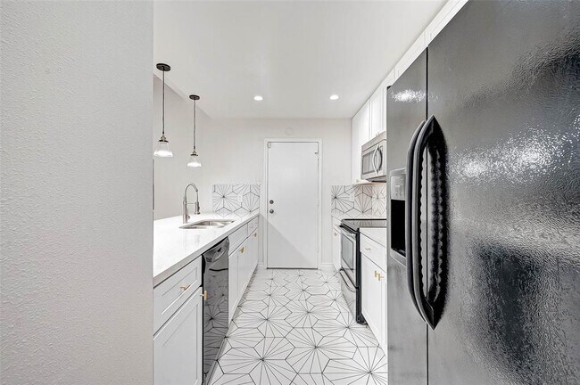 Building Photo - 1112 Bering Dr