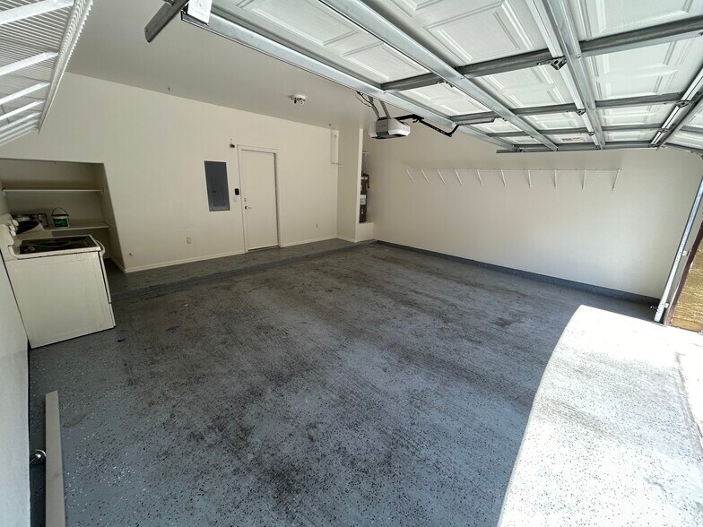 Building Photo - 1702 E Bell Rd