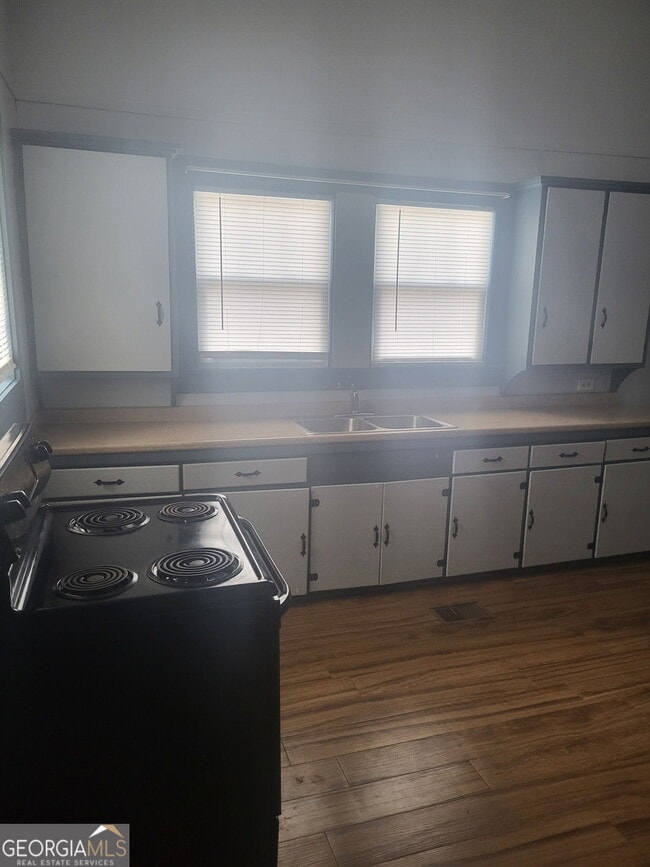 Building Photo - 15 N Zetterower Ave