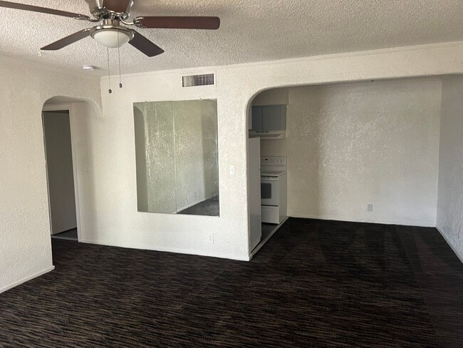 Primary Photo - Affordable 2 Bedroom Condo in Central Las ...