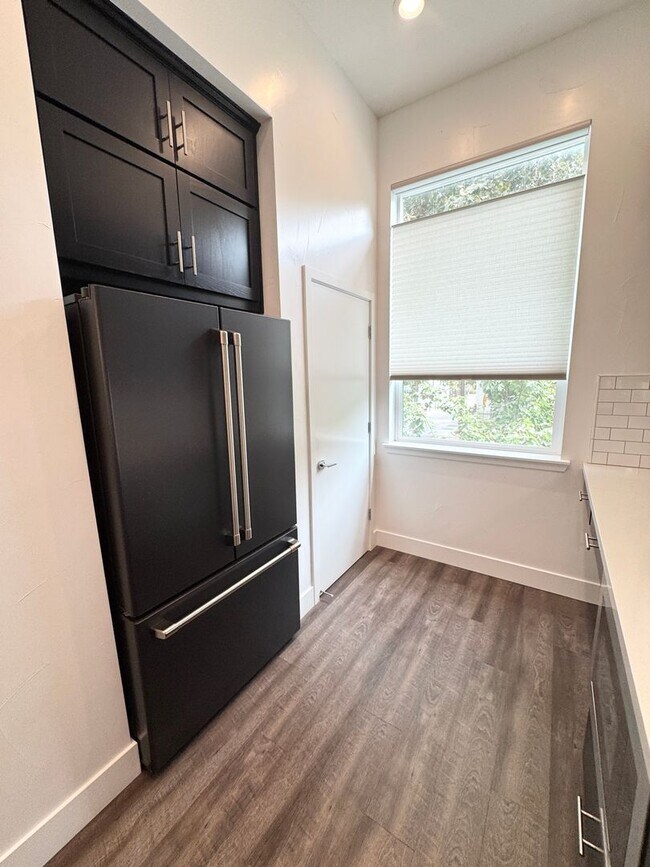 Building Photo - Luxury 3 Bed / 3 Bath Modern Home in Downtown Sacramento – Mansion Flats