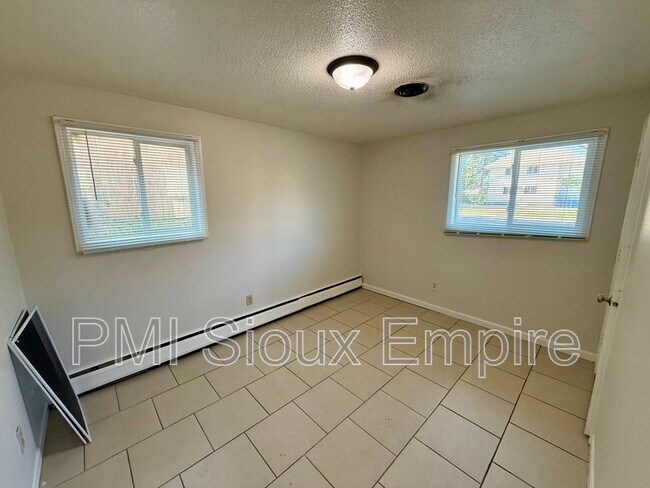 Building Photo - 705 W 18th St