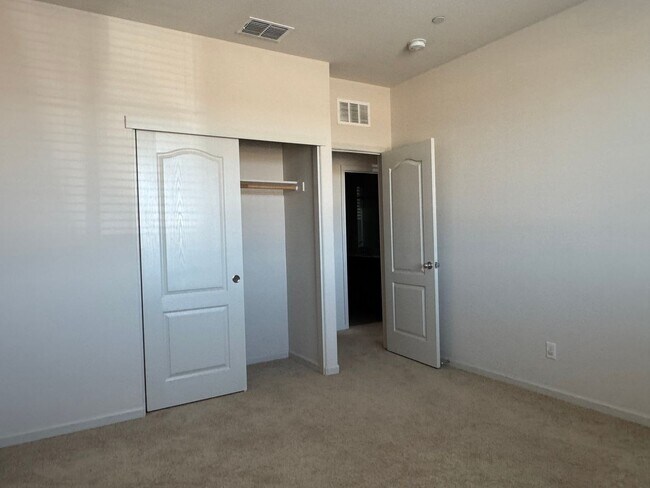 Building Photo - Nice Roseville home with RV access