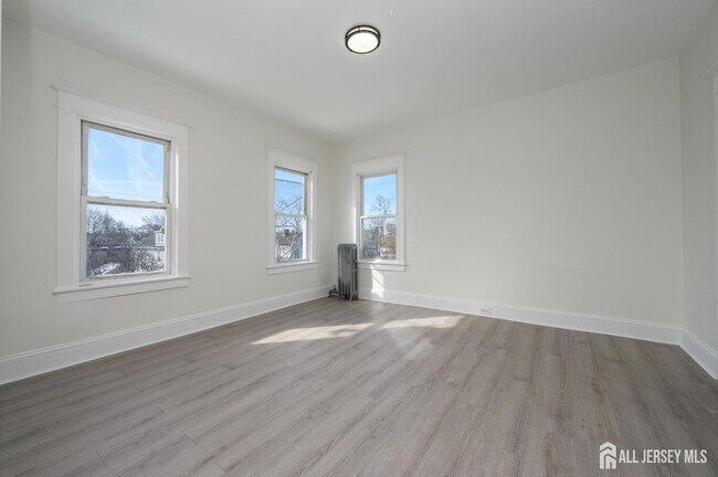 Building Photo - 377 Delavan St