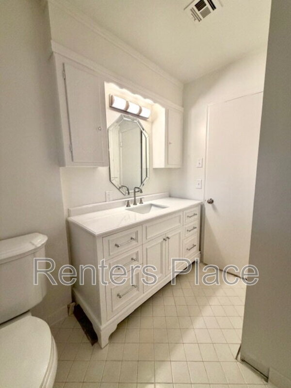 Building Photo - 5312 S Yorktown Ave