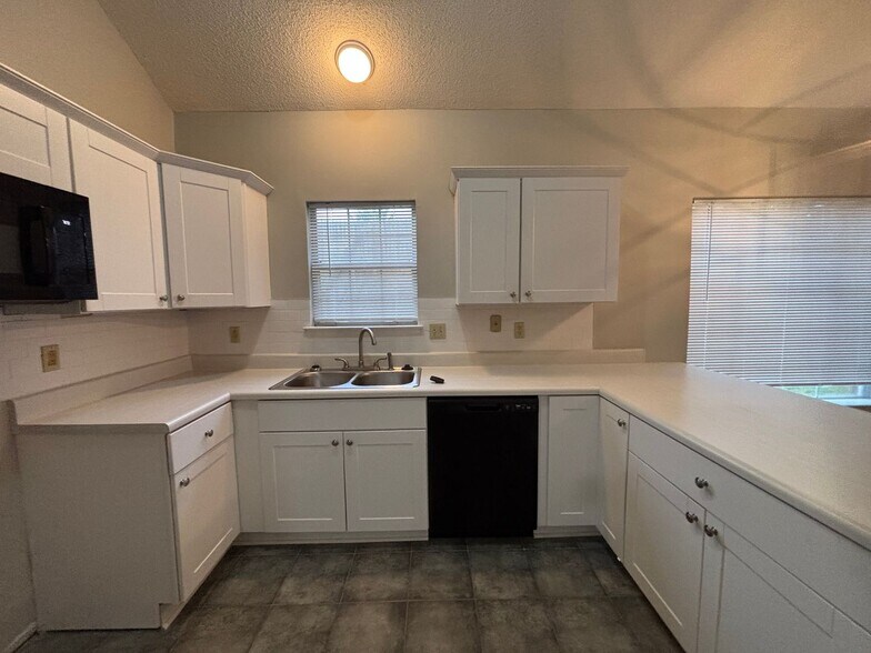 Building Photo - 3895 Oak Branch Cir E