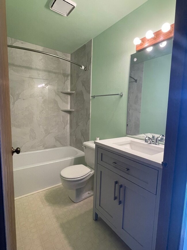 Building Photo - Spacious 2-Bed, 2-Bath Condo with Comfort and Convenience!