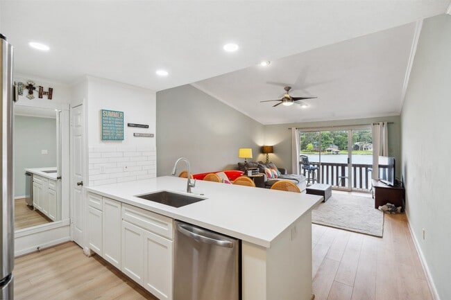 Building Photo - 801 River Rd