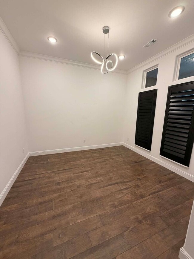 Building Photo - 329 E Greystone Square
