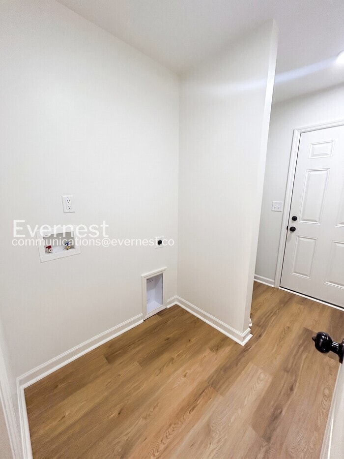 Building Photo - 411 E Torbush St