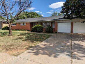 Building Photo - Large Updated 4 Bedroom Home Off University