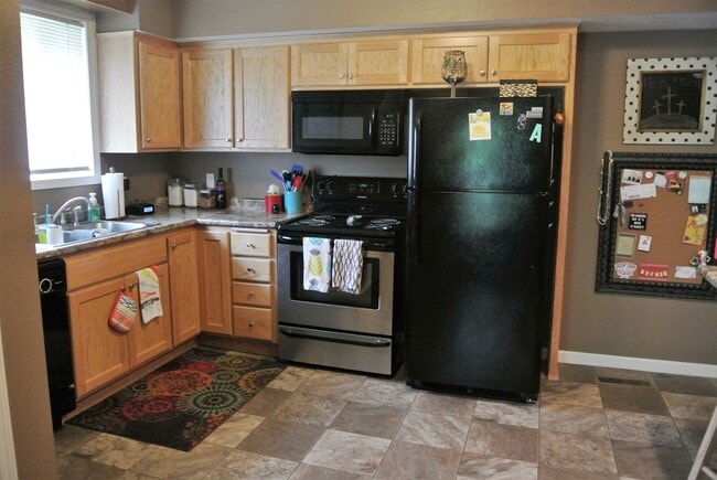 Building Photo - 2 Bedroom House!