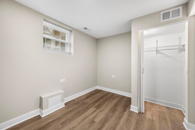 Building Photo - 3311 N Ravenswood Ave