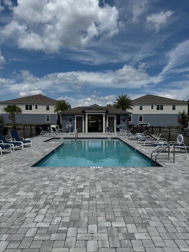 Building Photo - Beautiful FULLY FURNISHED 3 bedroom, 2.5 b...