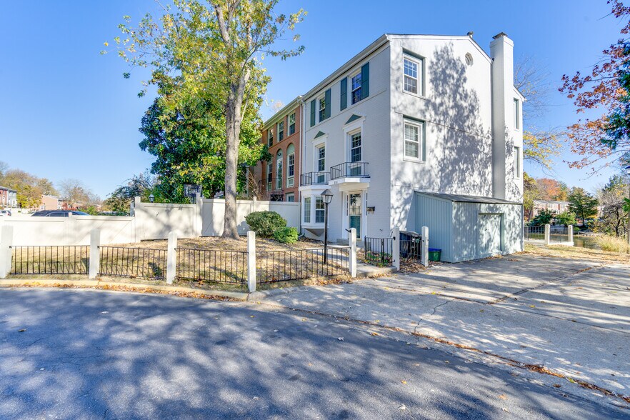 Building Photo - 8131 Pinelake Ct