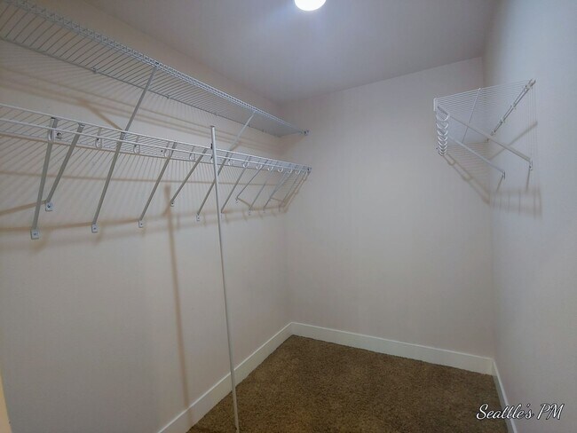 Building Photo - Beatiful Top Floor Condo-Close to Light Rail