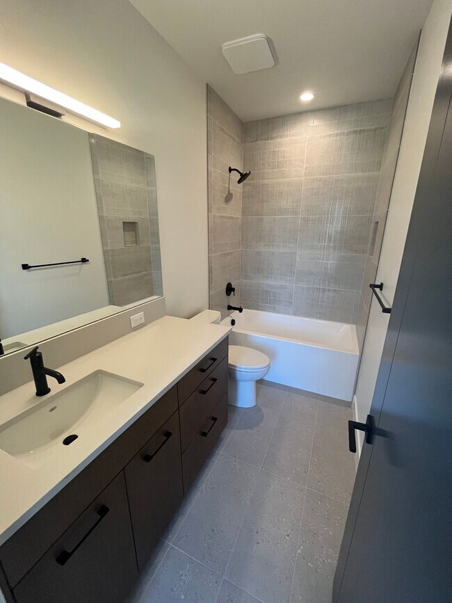 Building Photo - Like-New Townhome in the Gorgeous Terrane ...