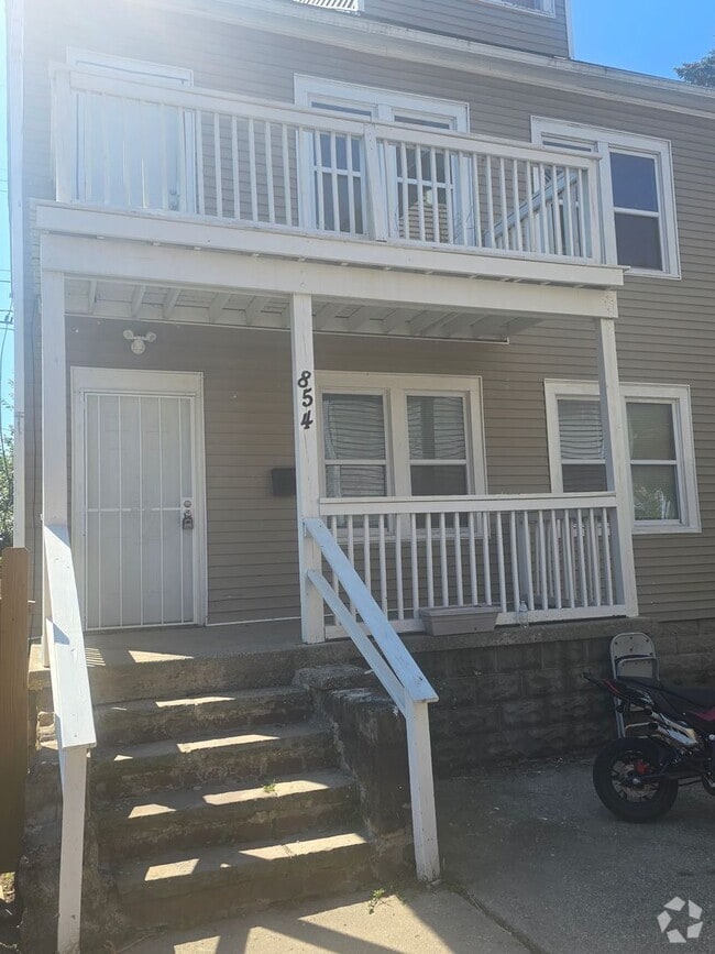 Building Photo - Three Bed 1 Bath Apartment for Rent!