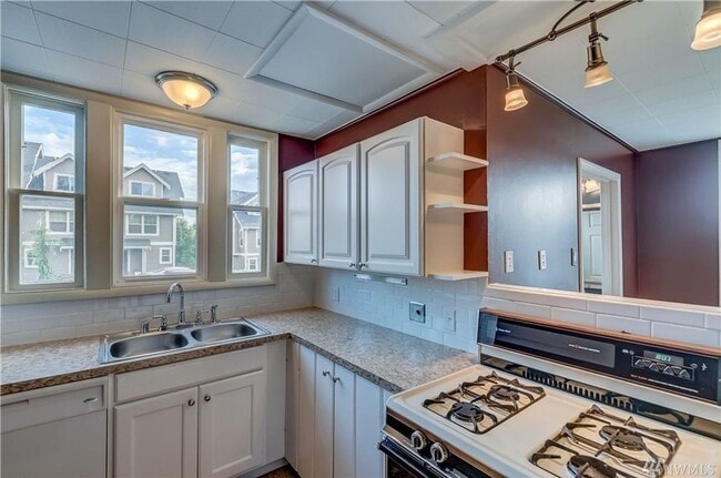 Building Photo - Pre-leasing September - 4bd/2bath