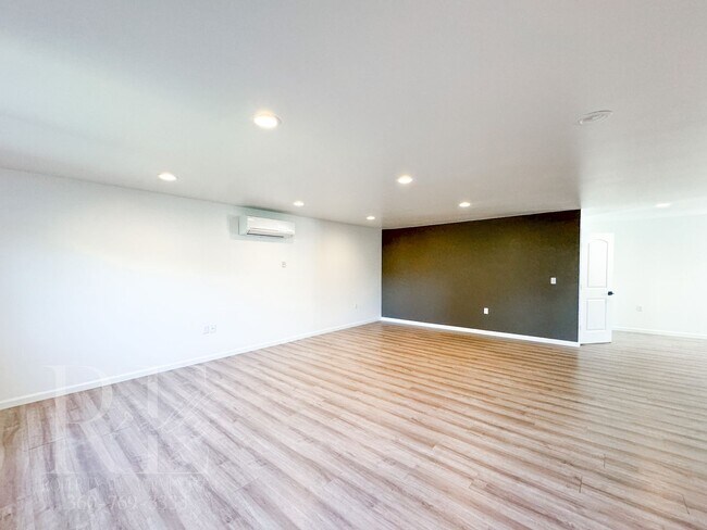 Building Photo - SUPERSIZED 5-Bd HOME