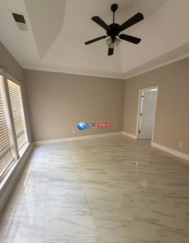 Building Photo - Spacious 4-bedroom house with fenced, FENCED backyard, Master on Main. Plus BONUS Room