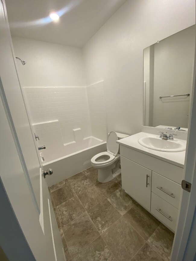 Building Photo - Like New Menifee 4 Bedroom Home