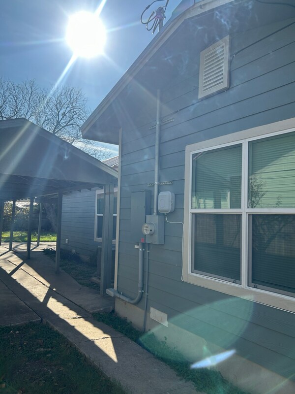 Building Photo - 3224 W Houston St