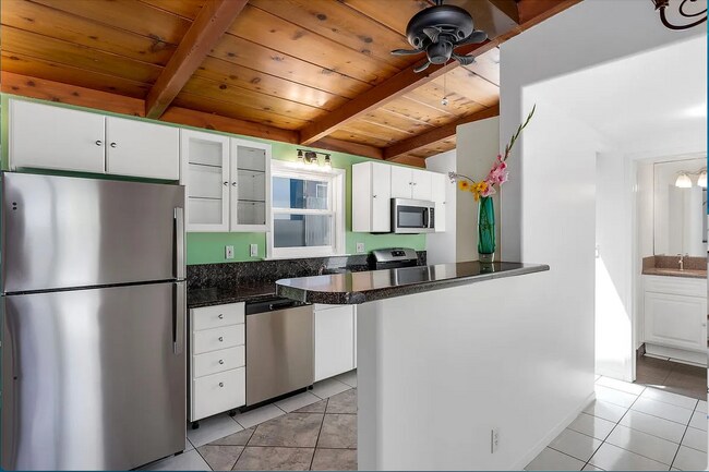 Building Photo - Vintage Beach Bungalow