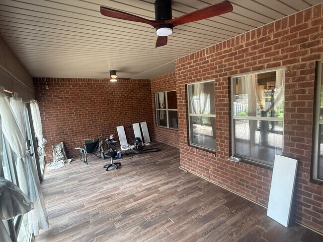 Building Photo - 305 Mango Ln