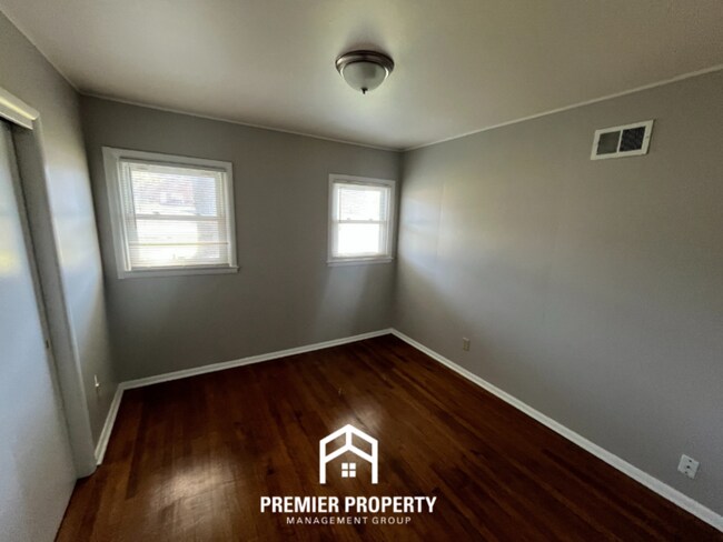 Building Photo - 242 Sullivan Dr