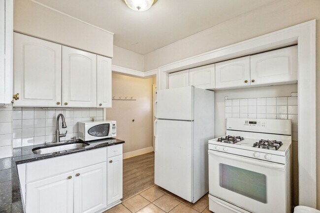 Building Photo - Huge 5 Bedroom - SFH- Walk to Macalester!