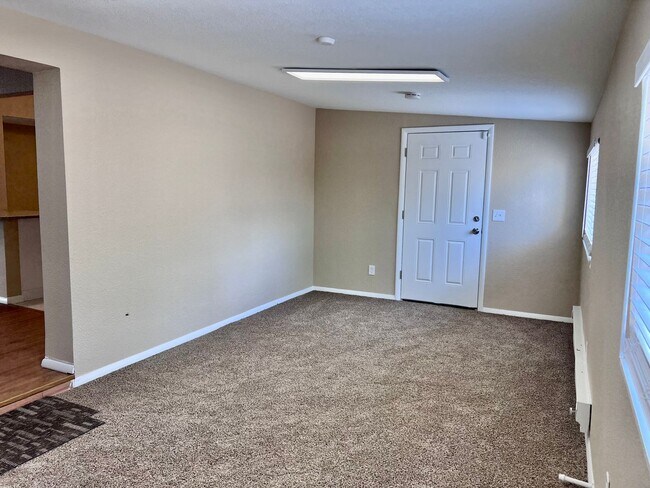 Building Photo - Ranch Home 3BD/2BA Conveniently Located Mi...