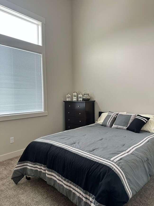 Building Photo - Year Round Rental- 4 bedroom, 2.5 bath in Chelan