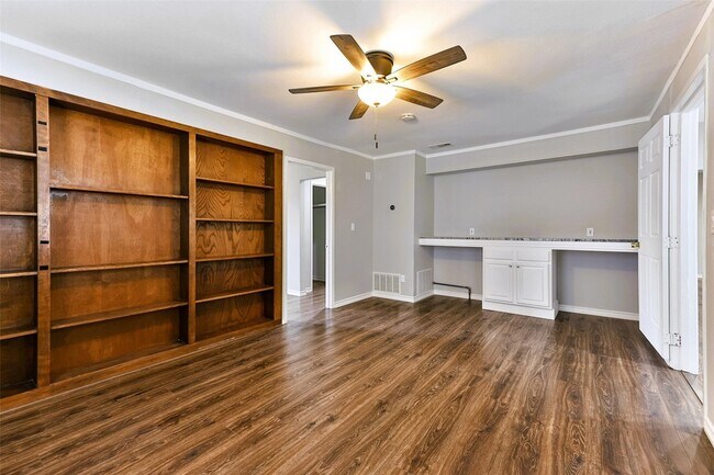Building Photo - 1318 N Rogers Rd