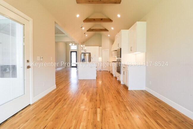 Building Photo - COMING SOON! Marvelous and Modern 3 Bed/ 3.5 Bath Home in South Broken Arrow!