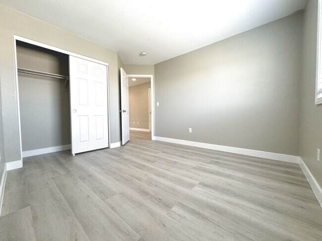 Building Photo - Vaulted Ceiling Home, Gated Community w/ P...