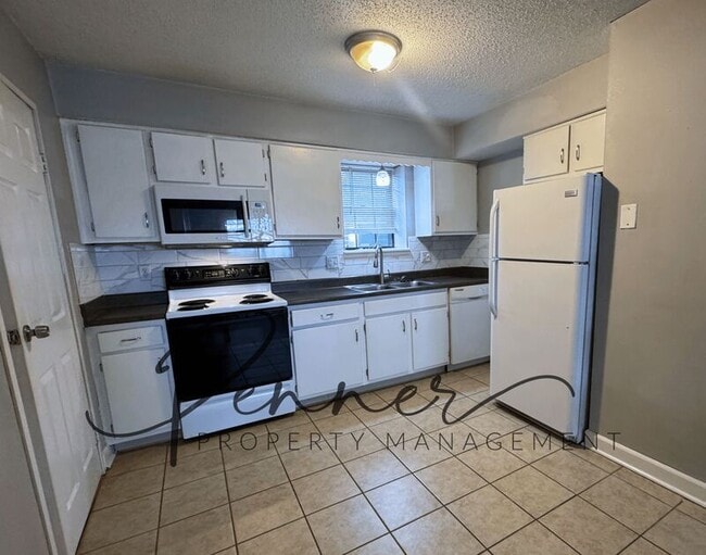 Building Photo - 716 NE Ball Dr