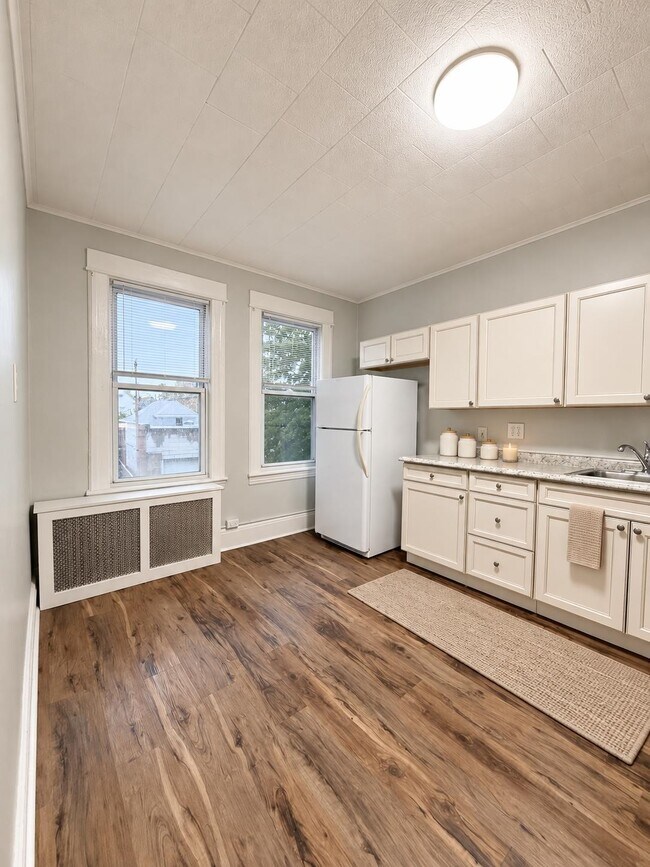 Building Photo - 143 W 30th St