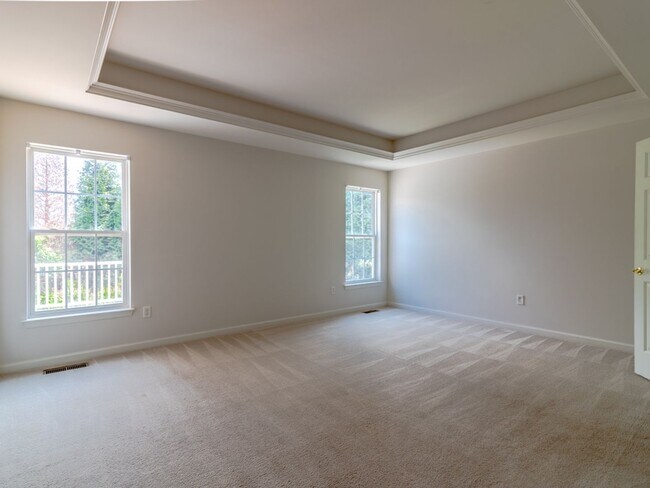 Building Photo - Spacious Unfurnished 3-BR, 2.5-BA year-rou...