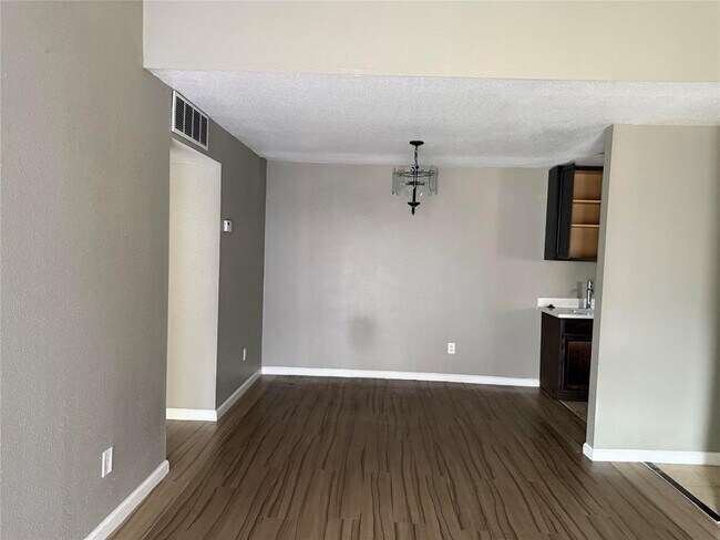 Building Photo - 9090 S Braeswood Blvd