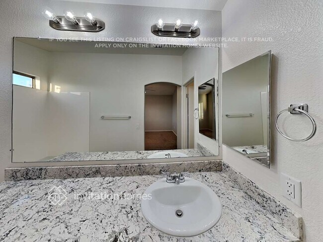 Building Photo - 15917 W Cottonwood St