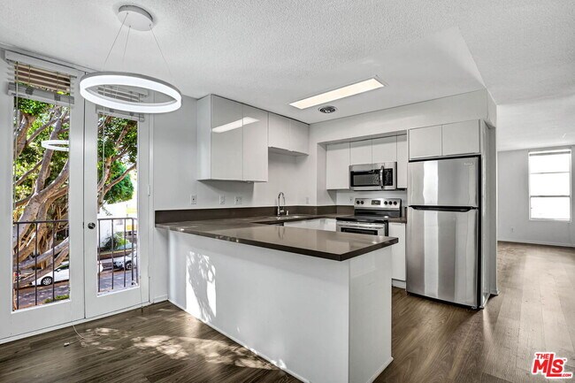 Building Photo - 831 2nd St