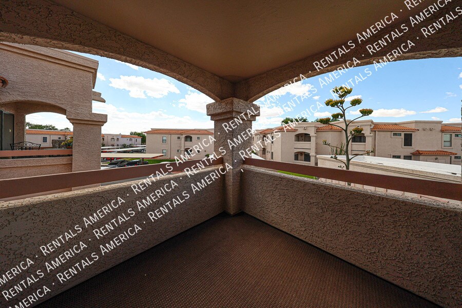 Building Photo - 9151 W Greenway Rd