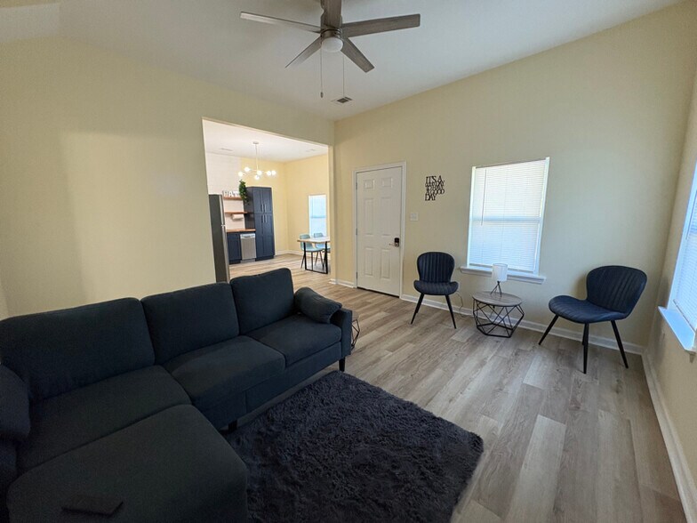 Building Photo - 405 Bender St