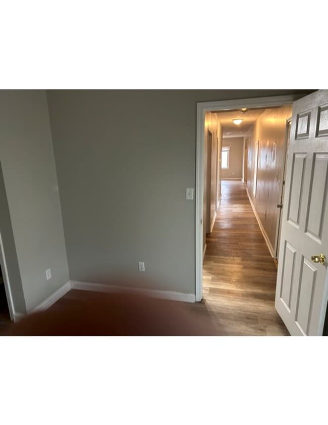 Building Photo - Downtown Beauty!